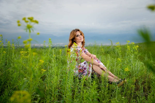 Mulher Vestido Floral Sentado Campo Verde — Fotografia de Stock