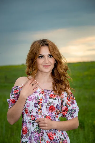 Bela Mulher Vestindo Vestido Floral Posando Campo — Fotografia de Stock