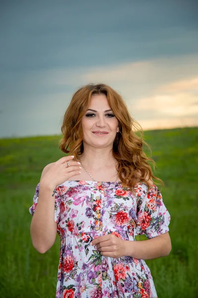 Bela Mulher Vestindo Vestido Floral Posando Campo — Fotografia de Stock