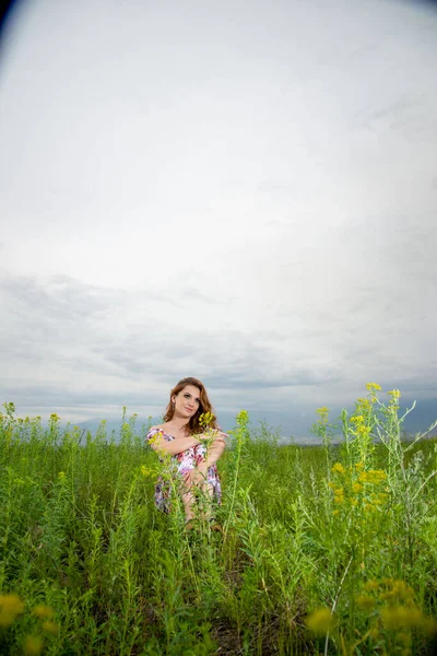 Mujer Vestido Floral Sentado Campo Verde — Foto de Stock