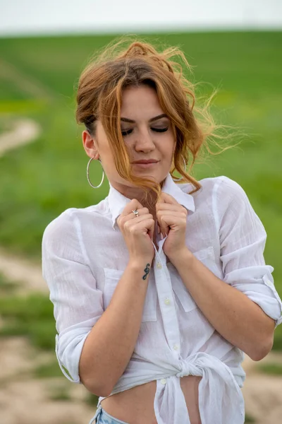 Krásná Žena Bílé Košili Pózuje Poli — Stock fotografie