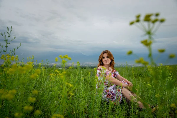 Mujer Vestido Floral Sentado Campo Verde — Foto de Stock