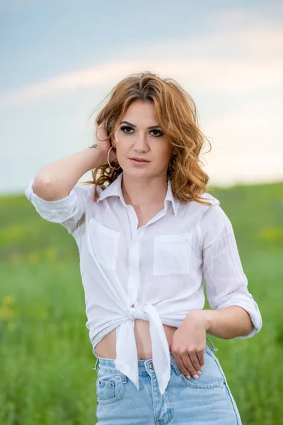 Bella Donna Che Indossa Camicia Bianca Posa Sul Campo — Foto Stock