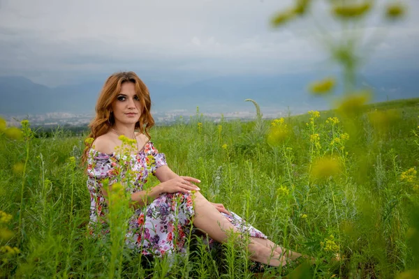 Mujer Vestido Floral Sentado Campo Verde — Foto de Stock