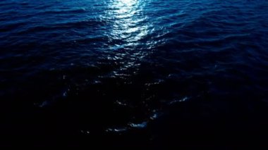 Sakin Okyanus Dalgaları ya da Göl Su Yüzeyi