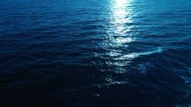 Sakin Okyanus Dalgaları ya da Göl Su Yüzeyi