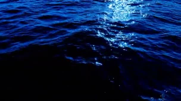 Loop Muoversi Attraverso Onde Calme Dell Oceano Sulla Barca — Video Stock