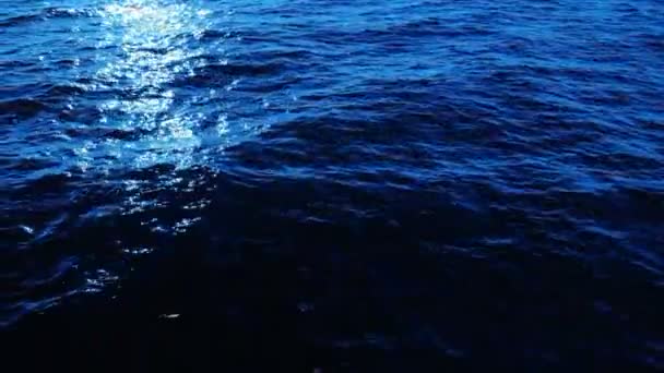 Schleife Durch Ruhige Meereswellen Auf Dem Boot — Stockvideo
