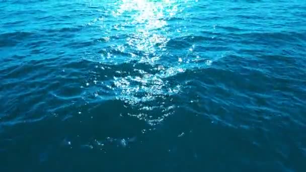 Цикл Пересування Через Спокійні Океанічні Хвилі Човні — стокове відео