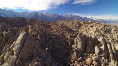 Sierra Nevada Dağları ve Alabama Hills Çölü 'nden Whitney Dağı ve Rock Fins Hava Atışı İleri