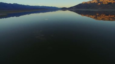 Sierra Nevada Dağları ve Inyo Dağları Owens Gölü 'nün Kaliforniya Alacakaranlık Havadan Gelen Görüntüsü