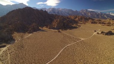 Sierra Nevada Dağları ve Alabama Tepeleri Çölü 'nden Whitney Dağı ve Kaya oluşumu Hava Atışı İleri