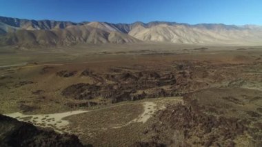 Volkanik Kaya oluşumu Doğu Sierra California 'da Havadan Volkan Atışı