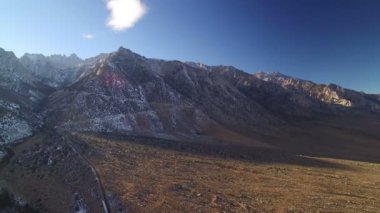 Whitney Dağı ve Williamson Dağı Sierra Nevada Dağları 'nın Havadan Çekimi Kış Karlı Geri