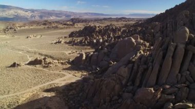 Çöl ve Kaya oluşumları Alabama Tepeleri ve Inyo Dağları 'nın Havadan Çekimi Ölüm Vadisi California İleri