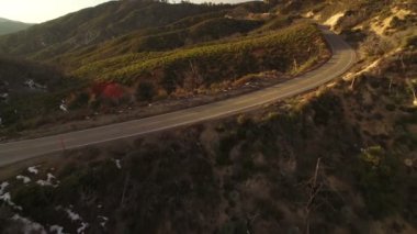 Dağ Sırtı Günbatımı Orman ve Çalılıklarda Hava Çekimi Kış İleriye Eğiliyor