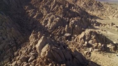 Sierra Nevada Dağları ve Alabama Tepeleri Çölü 'nden Whitney Dağı ve Rock Fins Hava Çekimi