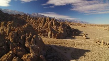 Çöl ve Kaya Yüzgeçleri Havadan Uçuyor Doğu Sierra California 'da Alabama Tepeleri