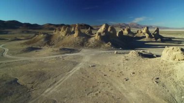 Trona Pinnacles Kaya Kuleleri Mojave Çölü 'nde Ölüm Vadisi' ne yakın Kaliforniya Hava Atışı Dönüşümlü Sol