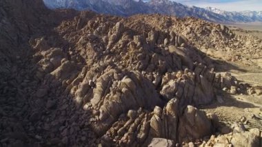 Sierra Nevada Dağları ve Alabama Tepeleri Çölü 'nden Whitney Dağı ve Rock Fins Hava Çekimi
