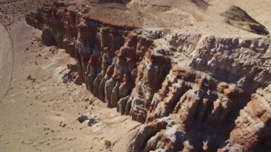Mojave Çölü 'nde Kızıl Kum Taşı oluşumu Kaliforniya Havadan Çekimi Ters Tel Yukarı