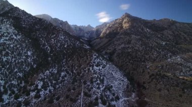 Whitney Dağı Sierra Nevada Dağları 'nın Havadan Çekimi Kış Karlı Geri Dönüş tarafından korunuyor
