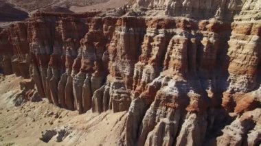 Mojave Çölü 'nde Kırmızı Kum Taşı oluşumu Kaliforniya Hava Atışı Sağa Döndür