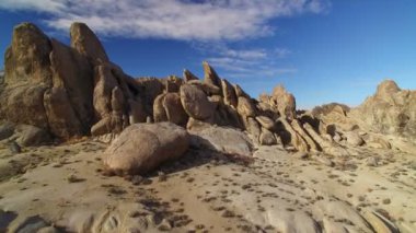 Sierra Nevada Dağları ve Alabama Hills Çölünden Whitney Dağı ve Rock Fins Hava Atışı İleri Yüksekliği