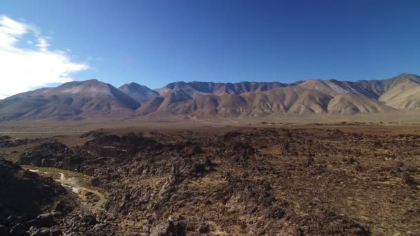 Vulkaniska Rock Bildning Flygfoto Vulkan Östra Sierra Kalifornien Usa Hiss — Stockvideo