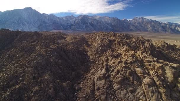 Sierra Nevada Mountains Och Whitney Från Alabama Hills Desert Rock — Stockvideo