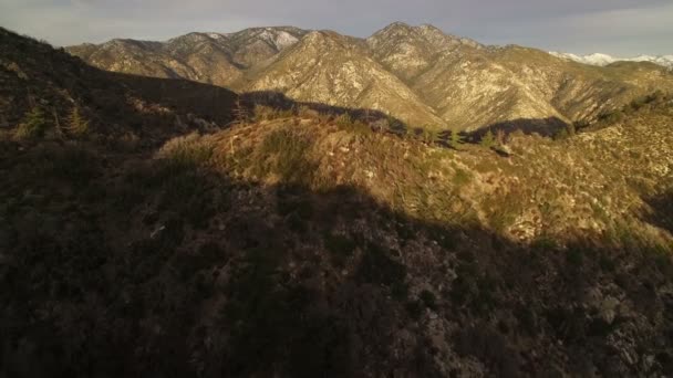 Southern California Mountain Ridges Sunset Aerial Shot Forest Bush Winter — Vídeo de stock