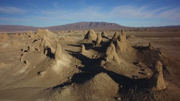 死の谷近くのモハーヴェ砂漠でのトロナ ピナクルズ岩の形成カリフォルニア昼間空撮左回転 — ストック動画