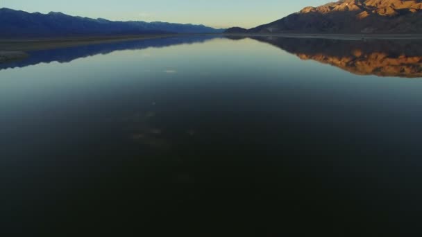 シエラネバダ山脈とイニョー山脈オーエンズ湖の反射カリフォルニア ダスク空撮前方傾斜 — ストック動画