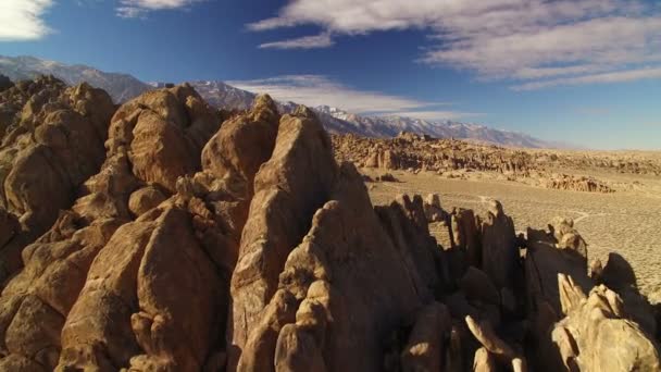 Aletas Del Desierto Roca Vuelan Sobre Tiro Aéreo Alabama Hills — Vídeos de Stock