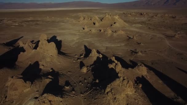 Trona Pinnacles Rock Spires Sylwetki Pustyni Mojave Blisko Doliny Śmierci — Wideo stockowe