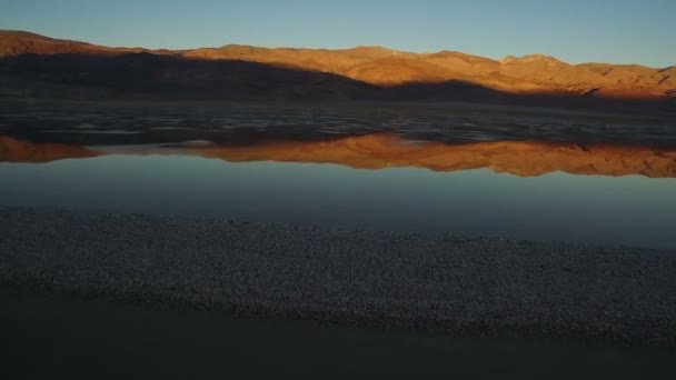 Inyo Mountains Death Valley Sunset Reflektioner Torkade Ugnar Lake California — Stockvideo