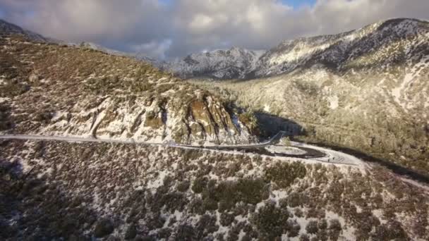 Snow Covered Alpine Mountain Peaks Californië Luchtfoto Rechts Draaien — Stockvideo