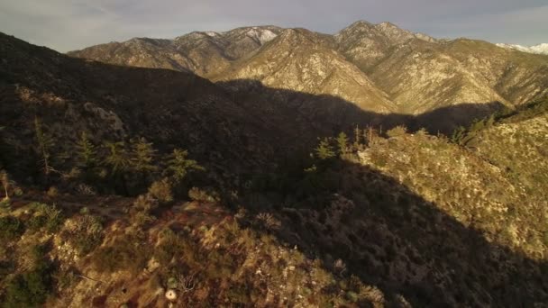 落日落山的山峰和山脊 在冬季左边的森林和灌木的空中鸣枪 — 图库视频影像