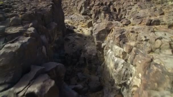 美国加州东部火山的火山岩形成空中射箭飞越倾斜上升 — 图库视频影像