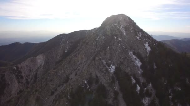 Montaña Pico Por Encima Línea Árboles Tiro Aéreo Girar Izquierda — Vídeos de Stock