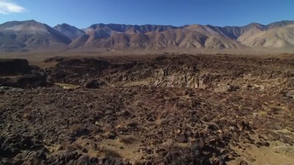 Vulkanische Rots Cliff Aerial Shot Van Vulkaan Oost Sierra Californië — Stockvideo