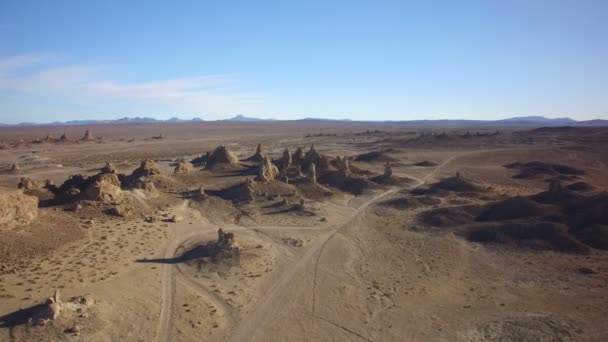 死の谷の近くのモハーヴェ砂漠でのトロナ ピナクルズ岩の形成 Daytime Aerial Shot Rotate Right — ストック動画