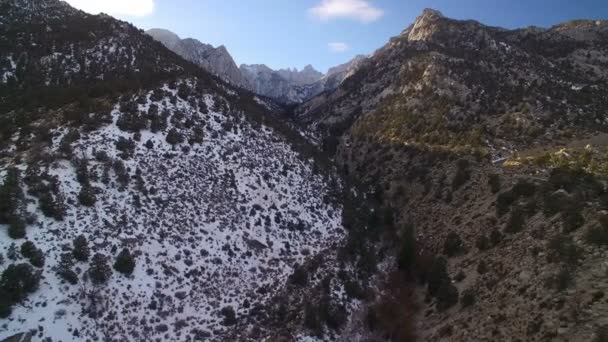 冬の雪に覆われたシエラネバダ山脈の空中撮影が右上に回転する — ストック動画