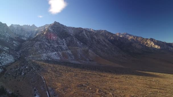 冬に覆われたシエラネバダ山脈のホイットニー山とウィリアムソン山空中撮影 雪国観光圏 — ストック動画