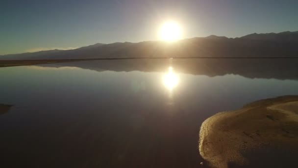 シエラネバダ山脈オーエンズ湖の反射カリフォルニア サンセットライト空中ショット — ストック動画