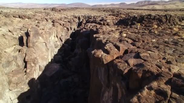 Ηφαίστειος Σχηματισμός Βράχου Πετούν Πάνω Από Εναέρια Βολή Του Ηφαιστείου — Αρχείο Βίντεο
