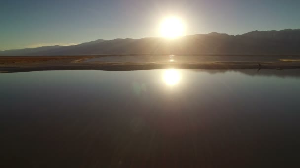 시에라 Reflections Owens Lake California Sunset Light Aerial Shot Forward — 비디오