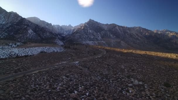 冬に覆われたシエラネバダ山脈のホイットニー山とウィリアムソン山空撮ハイウェイから左 — ストック動画