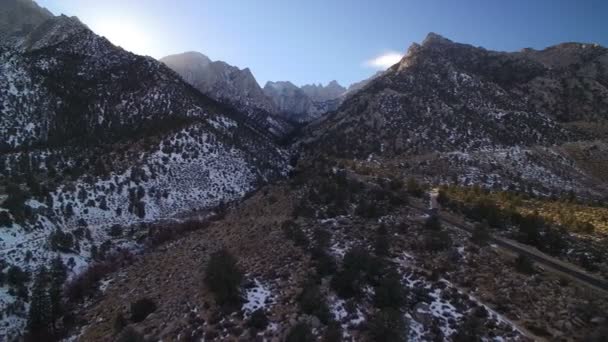 冬の雪に覆われたシエラネバダ山脈の空中撮影左 — ストック動画