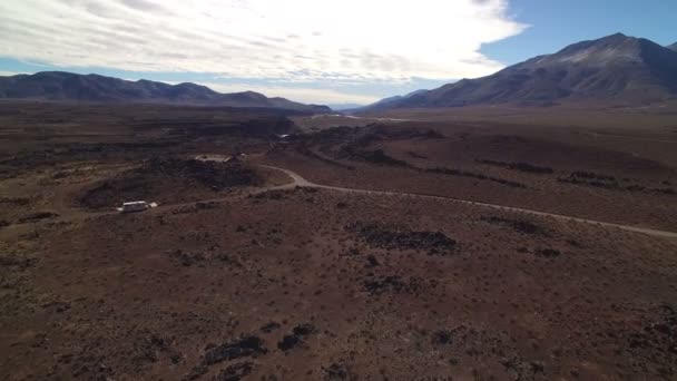 Dirt Road Volcanic Rock Formation Aerial Shot Volcano Sierra California — Vídeo de stock